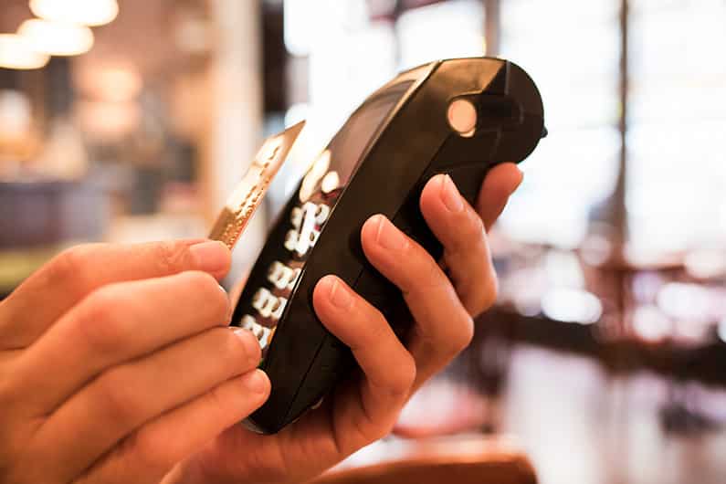 Kontaktlos zahlen – eine Gefahr für alle Kreditkarten?